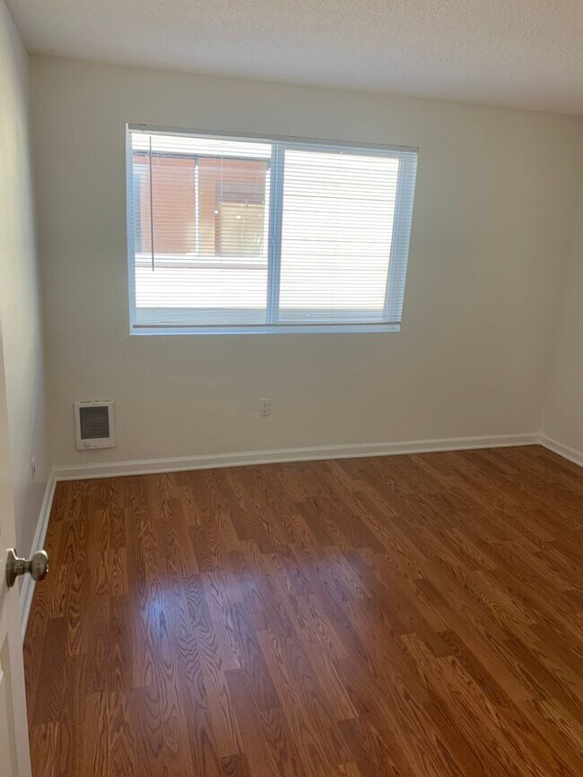 Building Photo - Gary Apartments | Two Bedroom Townhouse Un...