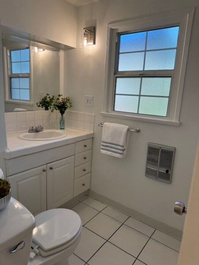 Building Photo - One bedroom, one bath in La Crescenta