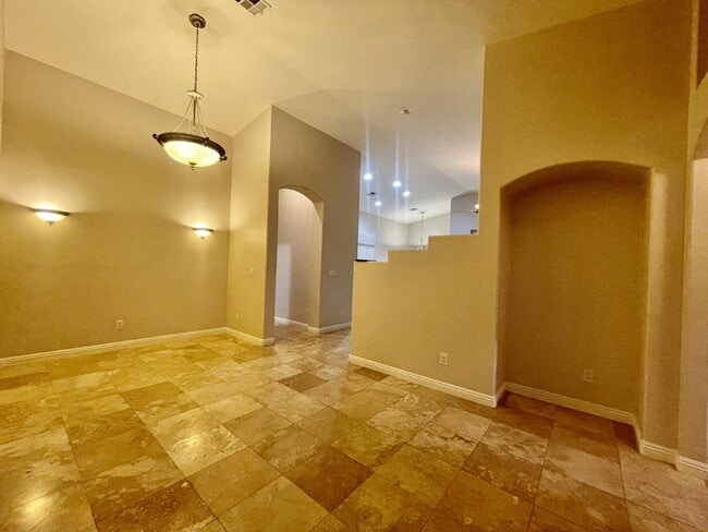 Building Photo - Stunning 3 bedroom 3 bath with dual primar...