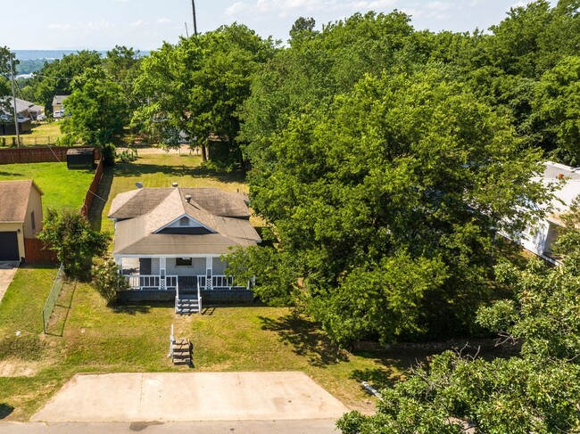 Building Photo - Freshly Updated 2 Bedroom House