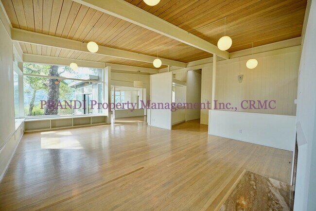 Building Photo - "Spacious 4-Bedroom Oasis with 3 Full Bath...