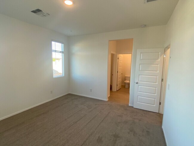 Building Photo - Beautiful Newer Build 3 Bed/2 Bath with Den in Rancho Cabrillo