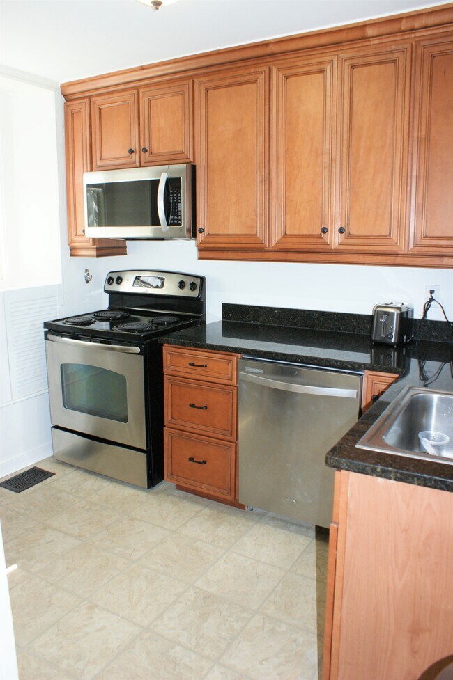Building Photo - 35 Coggeshall Ave