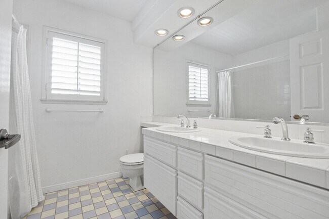 Building Photo - Gorgeous Costa Mesa Home in Gated Community!