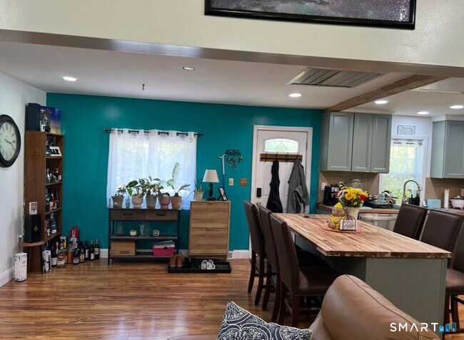 Building Photo - 16 Flak Ln