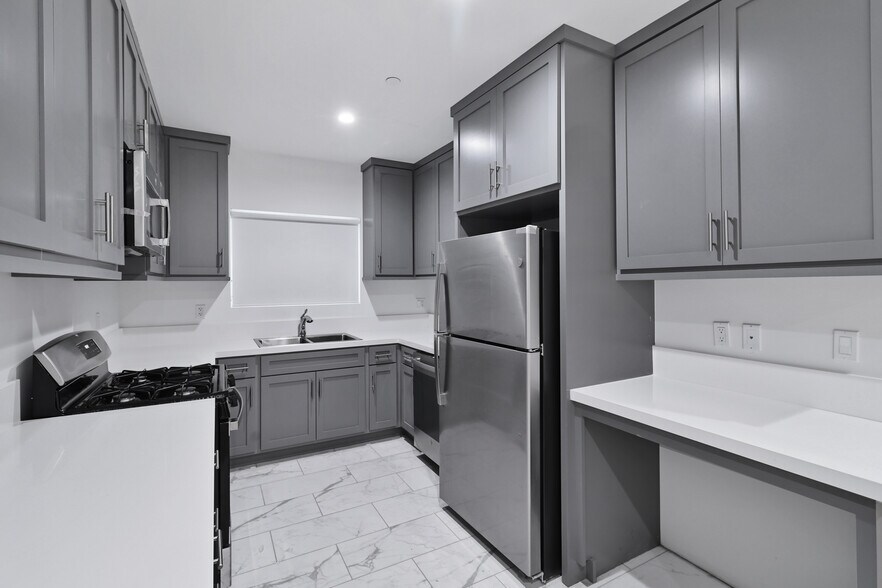 Building Photo - 10609 S Inglewood Ave