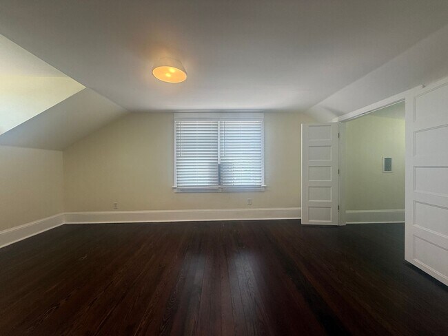 Building Photo - Beautifully updated 3 bedroom 3 bathroom home