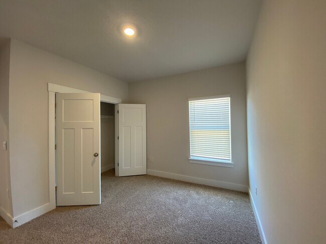Building Photo - 3398 Southwind Dr