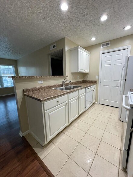 Kitchen - 2 - 5588 Cypress Chase