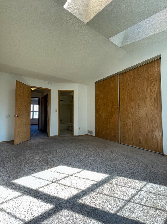 Building Photo - Beautiful 2-Bedroom Townhome in Aurora – A...