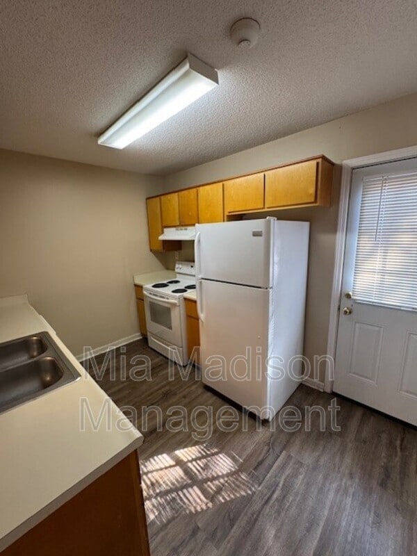 Building Photo - 141 Hunt Club Ct