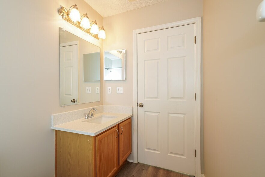 Building Photo - 1928 Hunters Trace Cir