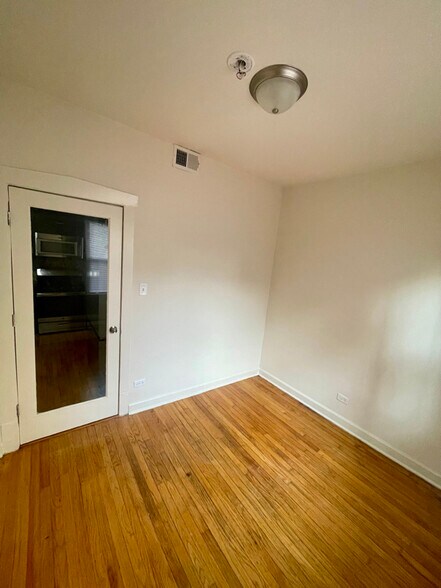 Building Photo - 3549 W Dickens Ave