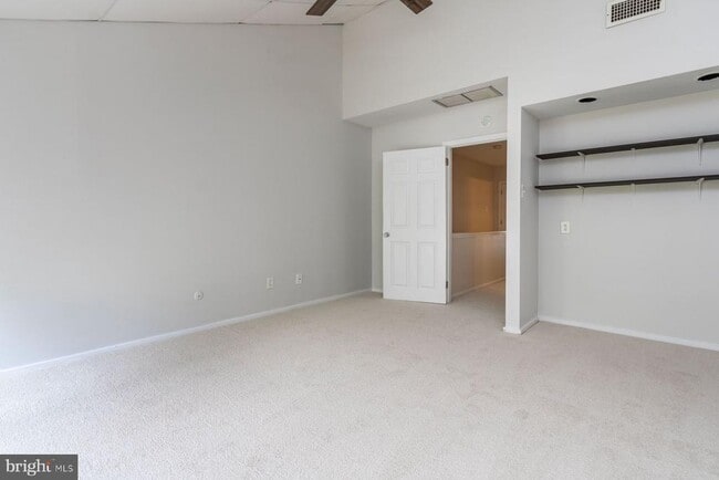 Building Photo - 7 Belaire Way