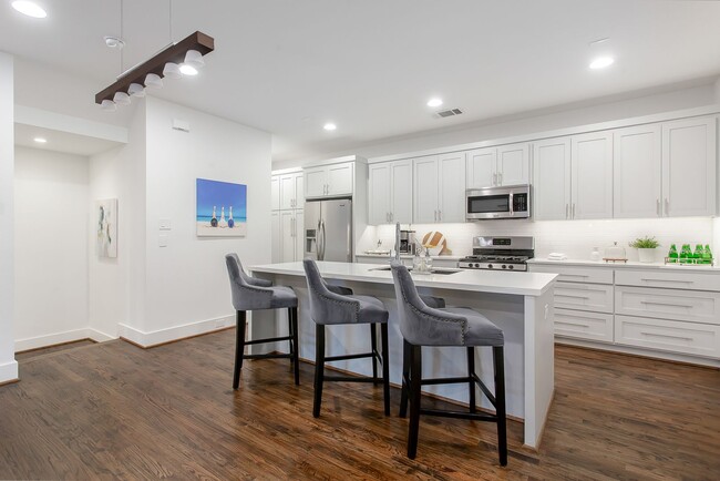 Building Photo - Modern 2 bed, 2.1 Bath townhome, walking distance to Greenville Ave