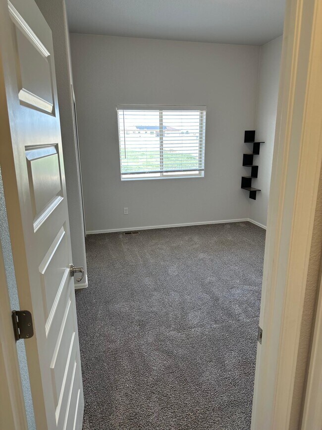 Building Photo - 1343 N Dailey Dr