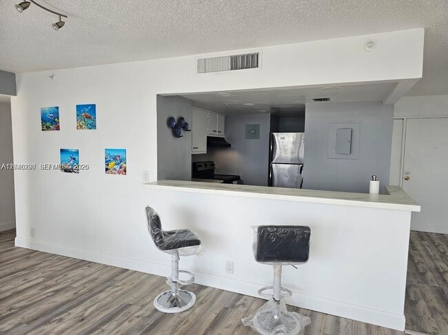 Building Photo - 7601 E Treasure Dr