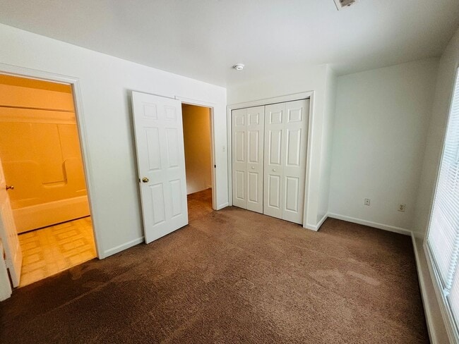 Building Photo - 2 Bedroom 2.5 Bathroom Townhouse