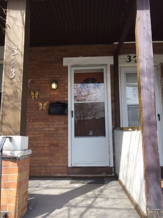 Primary Photo - 2 bed 1 bath