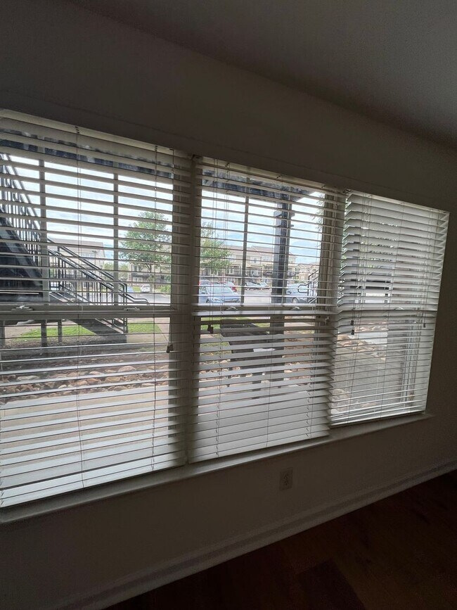 Building Photo - 16-1611 Summers