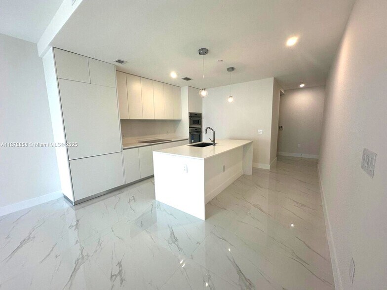 Building Photo - 700 NE 24th St