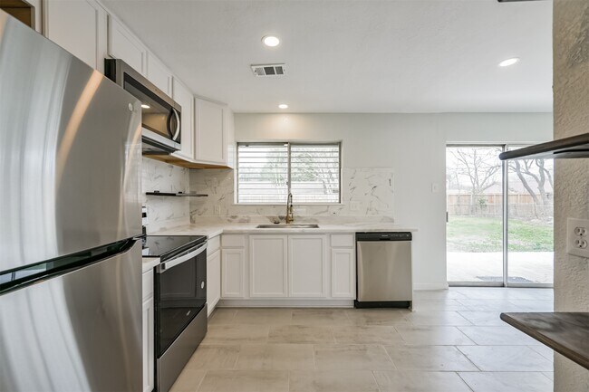 Building Photo - 2114 Shasta Dr