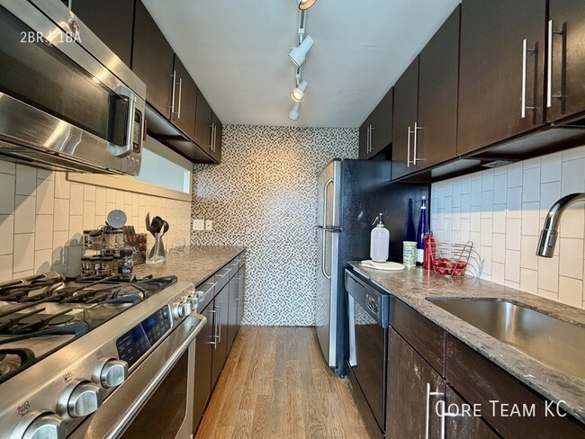 Building Photo - 1020 W 44th St