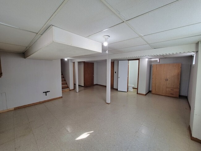 Building Photo - 3 Bedroom House with Large Garage