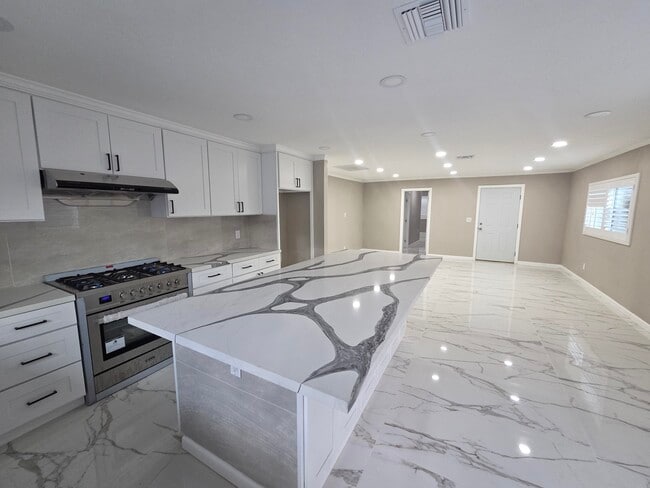 Building Photo - 52641 Avenida Martinez