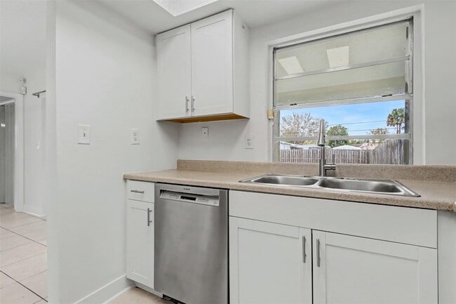 Building Photo - 6821-6825 NW 11th Place Unit 6825