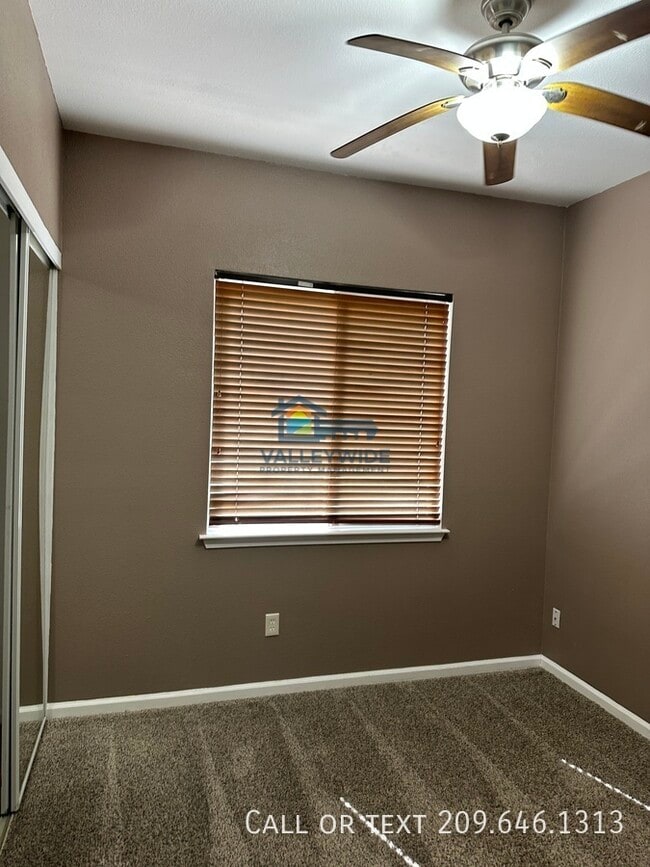Building Photo - 2555 Crestmore Cir