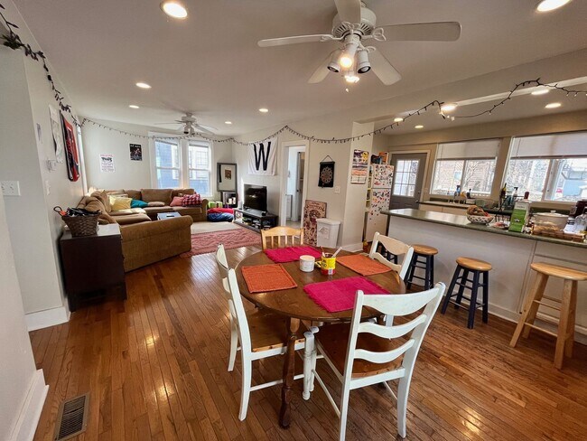 Building Photo - Beautiful Home Close to Campus