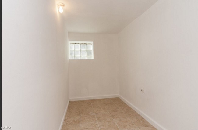 Building Photo - 3229 W Dickens Ave