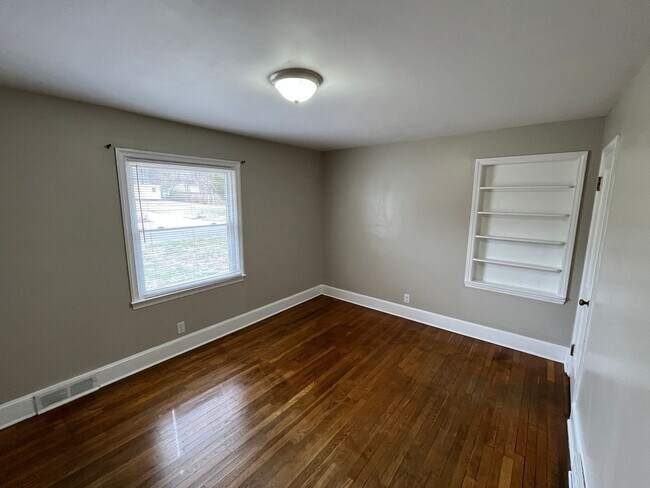 Building Photo - Charming 3-Bedroom 2-Bath with Beautiful Hardwood Floors