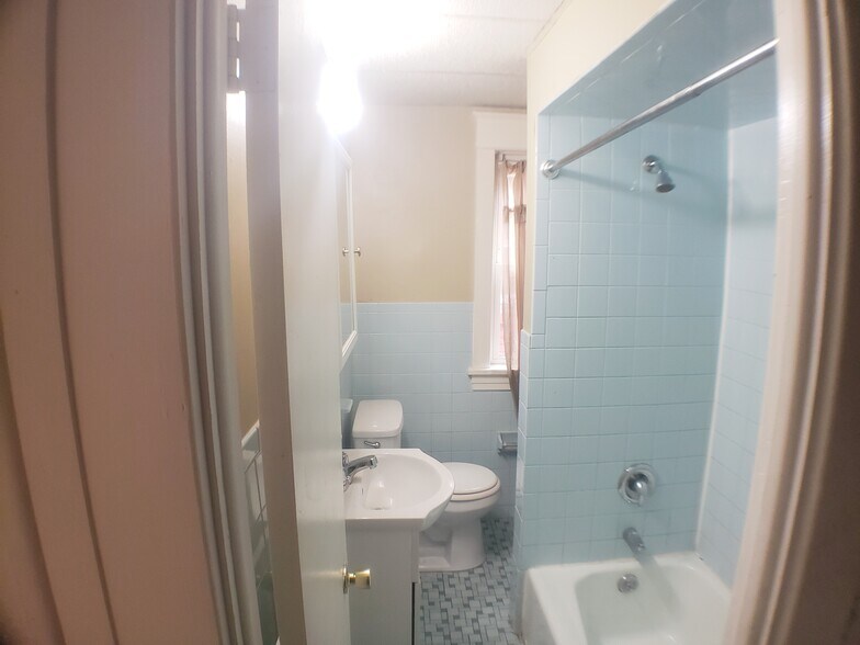 Full Bath - 1914 Manada St