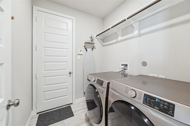 Building Photo - 9727 Birchwood Holw Trl