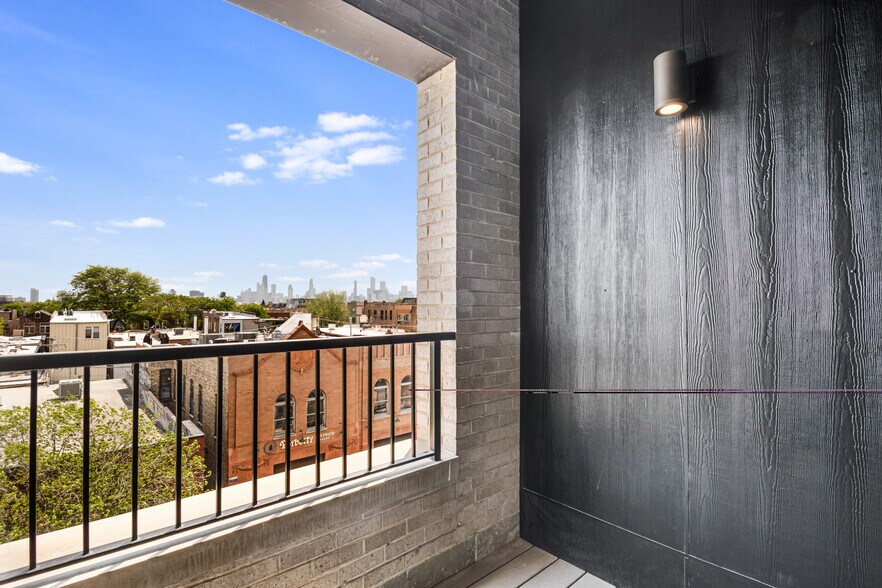 Building Photo - 1628 N Damen Ave