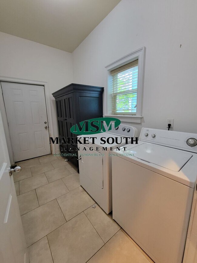 Building Photo - **APPLICATION PENDING!! Renovated Historic District!