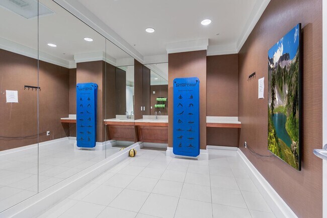 Building Photo - 8220 Crestwood Heights Dr