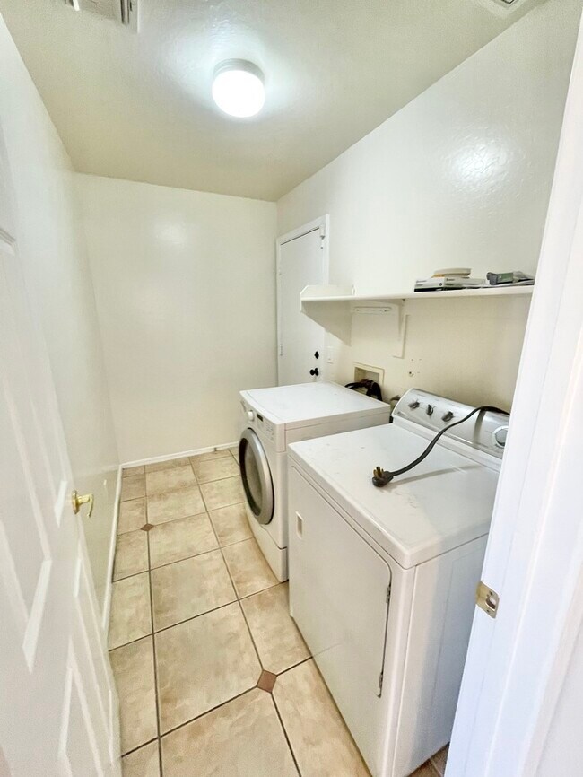 Building Photo - 8755 W Las Palmaritas Dr