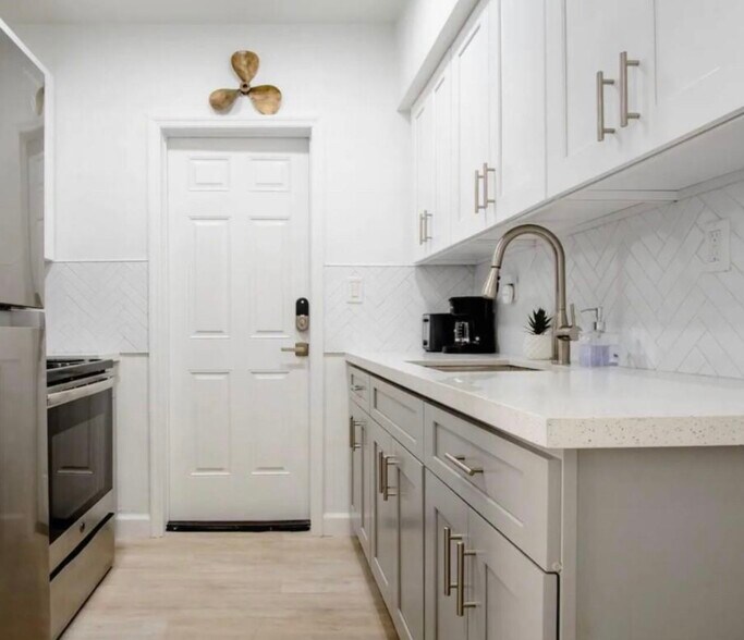 Building Photo - 2160 NW 18th Ter