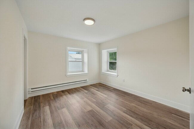 Building Photo - 109 W Queen Ln