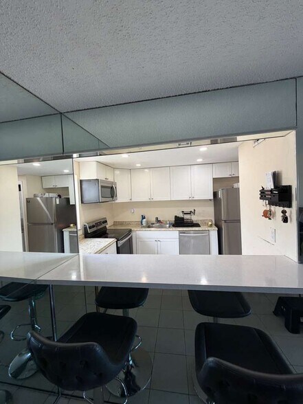 Building Photo - 9180 Fontainebleau Blvd