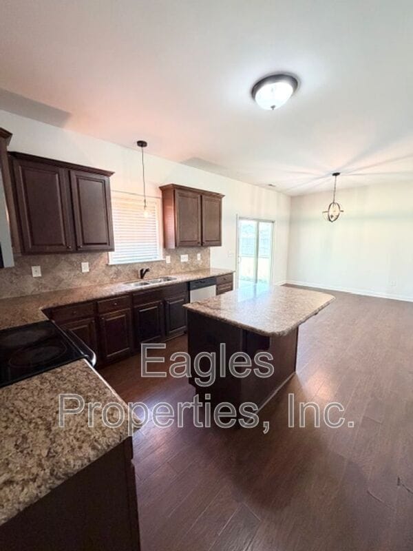 Building Photo - 215 Ingram Fields Dr