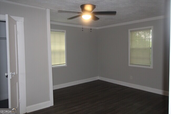 Building Photo - 615 Snelson St