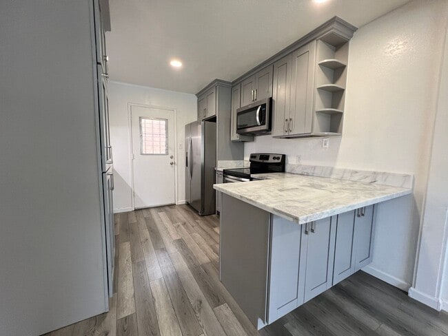 Building Photo - 2 Bedroom Unit, 1.5 baths with one assigne...