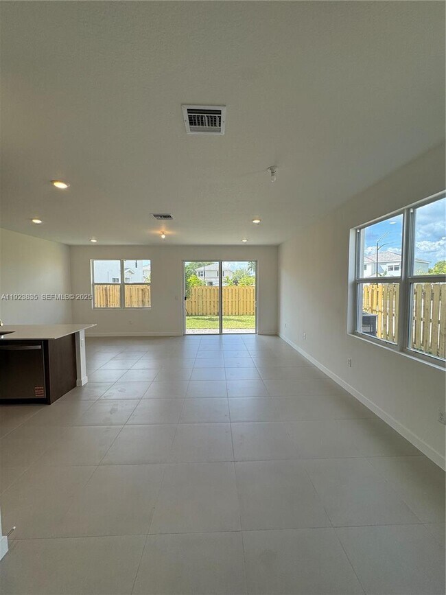 Building Photo - 196 NE 13th Ave