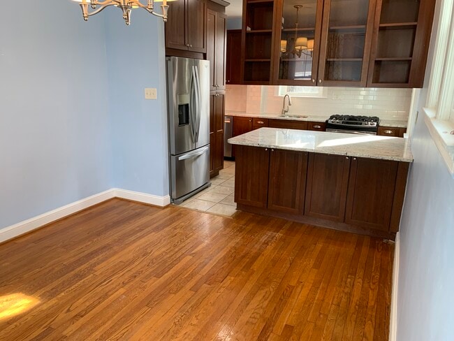 Building Photo - 524 Whittier St NW
