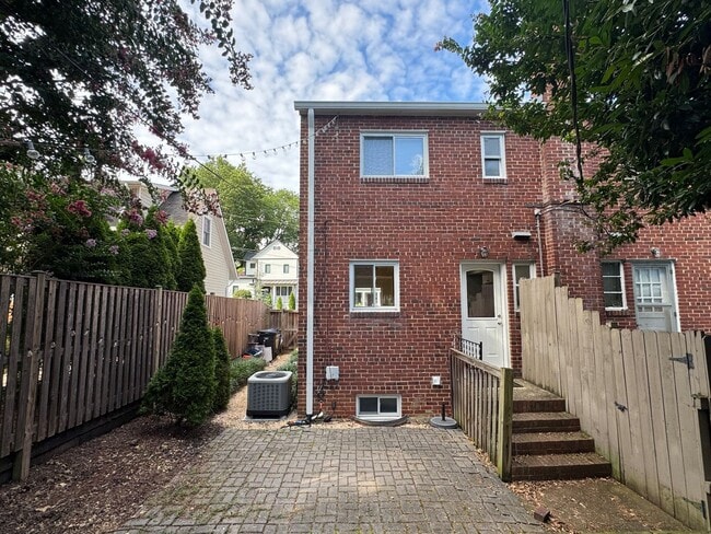 Building Photo - Beautiful 2 Bed 2 Bath Semi-Detached Brick...