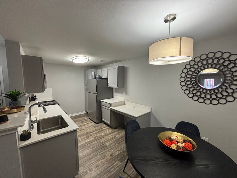 Building Photo - 4925 Cromwell Dr